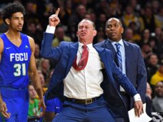 O assistente técnico do Kansas, Joe Dooley, foi suspenso após prisão por dirigir alcoolizado Joe Dooley em um jogo de 2017, quando era técnico da Costa do Golfo da Flórida.