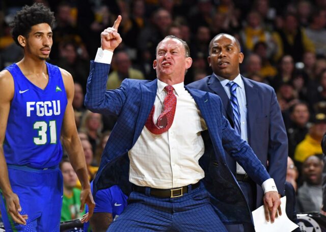 Joe Dooley em um jogo de 2017, quando era técnico da Costa do Golfo da Flórida.