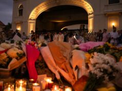 O atirador sobrevivente de Bondi acorda do coma enquanto a Austrália lamenta as vítimas em vigília Vigília do Pavilhão Bondi