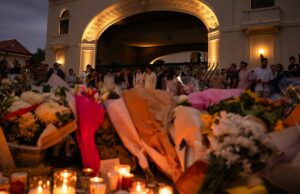 O atirador sobrevivente de Bondi acorda do coma enquanto a Austrália lamenta as vítimas em vigília Vigília do Pavilhão Bondi