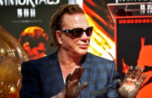 O ator Mickey Rourke enfrenta despejo de casa em Los Angeles por mais de US$ 60 mil em aluguel não pago O ator Mickey Rourke enfrenta despejo de casa em Los Angeles por mais de US$ 60 mil em aluguel não pago