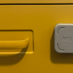 O tijolo em uma mesa de madeira.