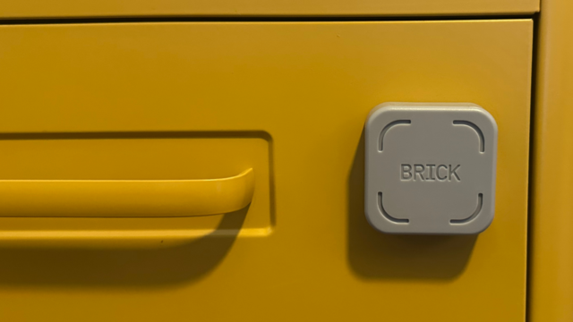 O tijolo em uma mesa de madeira.