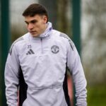 Manuel Ugarte passa a bola, durante Aston Villa x Manchester United - Premier League