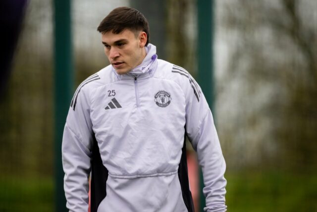 O bom, o ruim e o absolutamente feio da atuação Manuel Ugarte passa a bola, durante Aston Villa x Manchester United - Premier League
