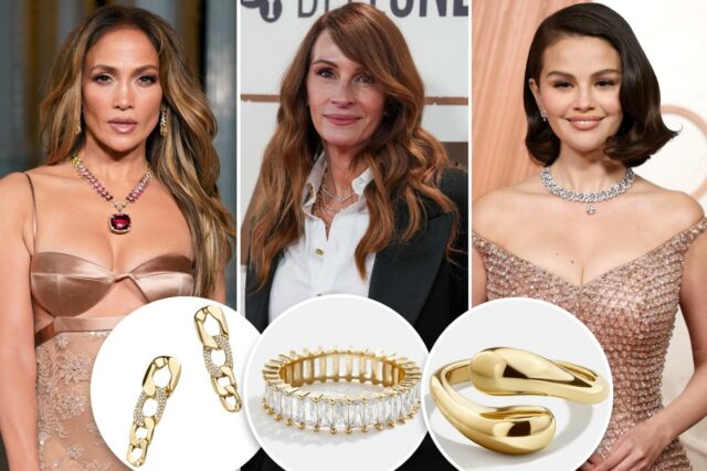 Um colar de ouro com letra maiúscula 