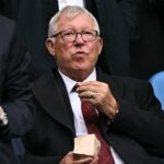 O ex-técnico do Manchester United, Sir Alex Ferguson, cumprimenta o técnico do Manchester City, Pep Guardiola, após a final da FA Cup entre Manchester City e Manchester United, em Wembley, Londres, em 2023.