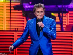 O cantor de Copacabana Barry Manilow, 82, revela que luta contra um câncer de pulmão e será submetido a uma cirurgia Barry Manilowis está lutando contra o câncer de pulmão, ele revelou na manhã de segunda-feira com uma nota no Instagram. O cantor de Copacabana, de 82 anos, compartilhou com seus fãs que tem uma mancha no pulmão que será removida cirurgicamente em breve. Visto em 2024