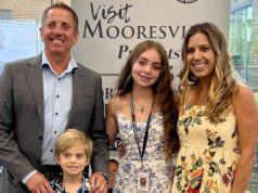 O cartão de férias de Greg Biffle chegou às casas de amigos após acidente fatal de avião GettyImages-1154519303 Greg Biffle junho de 2019