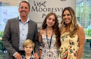 O cartão de férias de Greg Biffle chegou às casas de amigos após acidente fatal de avião GettyImages-1154519303 Greg Biffle junho de 2019