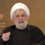 O secretário-geral do Hezbollah, Naim Qassem, aparece em uma tela fazendo um discurso, durante uma cerimônia realizada pelo Hezbollah para comemorar o primeiro aniversário do assassinato de seu falecido líder Hassan Nasrallah por Israel, nos arredores de Beirute, Líbano, em 27 de setembro de 2025; ilustrativo. (crédito: REUTERS/MOHAMED AZAKIR/ARQUIVO FOTO)