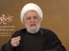 O chefe do Hezbollah, Qassem, denuncia a inação de Beirute após o suposto sequestro de Ahmad Shukr O secretário-geral do Hezbollah, Naim Qassem, aparece em uma tela fazendo um discurso, durante uma cerimônia realizada pelo Hezbollah para comemorar o primeiro aniversário do assassinato de seu falecido líder Hassan Nasrallah por Israel, nos arredores de Beirute, Líbano, em 27 de setembro de 2025; ilustrativo. (crédito: REUTERS/MOHAMED AZAKIR/ARQUIVO FOTO)