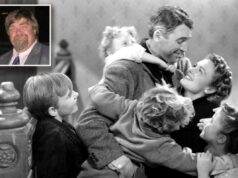 O clássico de Natal ‘It’s a Wonderful Life’ é racista, afirma um professor universitário canadense acordado James Stewart abraçando Donna Reed e quatro filhos.
