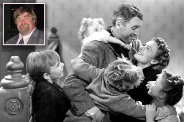 O clássico de Natal 'It's a Wonderful Life' é racista, James Stewart abraçando Donna Reed e quatro filhos.