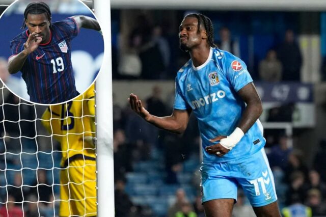 Haji Wright, do Coventry City, comemora seu segundo gol contra o Millwall.