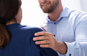 O comissário de bordo da United deu um tapinha no ombro de alguém e acabou preso Agência Paul Hennessy/Anadolu via retirada de bagagem do Getty Tampa International Airport