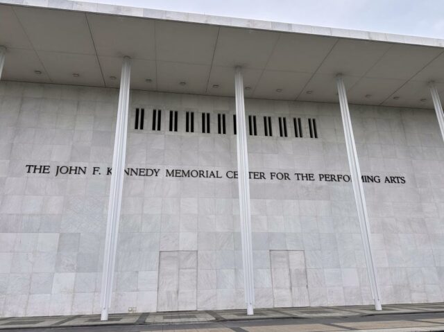 O conselho escolhido a dedo por Trump vota para renomear O Kennedy Center é visto quinta-feira, 18 de dezembro de 2025 em...