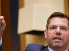 O deputado Eric Swalwell compara Jesus, Maria e José a migrantes ilegais no Natal O deputado Eric Swalwell compara Jesus, Maria e José a migrantes ilegais no Natal