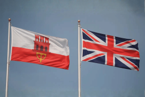 O deputado de Gibraltar sugere que o aumento dos impostos A bandeira de Gibraltar tremula ao lado da Union Jack. O deputado de Gibraltar sugere que o aumento dos impostos sobre jogos de azar no Reino Unido pode impactar o setor de jogos online.