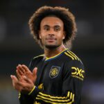 Joshua Zirkzee segurando a bola contra o Wolves