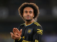 O desejo de Joshua Zirkzee sugere que o atacante do Man Utd tem fogo na barriga após uma breve passagem pelo time Joshua Zirkzee segurando a bola contra o Wolves