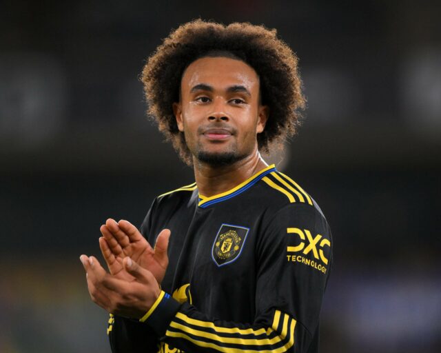 O desejo de Joshua Zirkzee sugere que o atacante do Joshua Zirkzee segurando a bola contra o Wolves