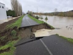 O dique no Green River falha em Tukwila; chegar a um terreno mais alto imediatamente O dique no Green River falha em Tukwila; chegar a um terreno mais alto imediatamente
