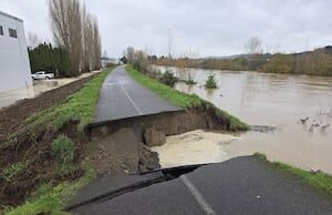 O dique no Green River falha em Tukwila; chegar a um terreno mais alto imediatamente O dique no Green River falha em Tukwila; chegar a um terreno mais alto imediatamente