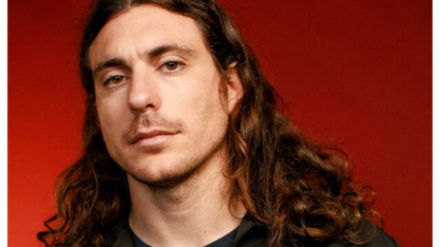 O diretor de 'Agon', Giulio Bertelli, sobre como conseguiu que Mubi embarcasse em seu drama alegórico inusitado sobre esportes, tecnologia e guerra
