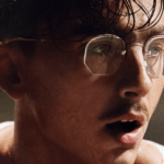 O diretor de 'Marty Supreme', Josh Safdie, fez Timothée Chalamet usar óculos graduados fortes: 'Ele não consegue ver S-' sem eles