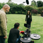 Jesse Plemons e Emma Stone no set de