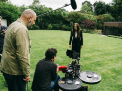 O diretor de fotografia de ‘Bugonia’, Robbie Ryan, fala sobre as filmagens de Bees, Basements e Emma Stone’s Bald Head Jesse Plemons e Emma Stone no set de