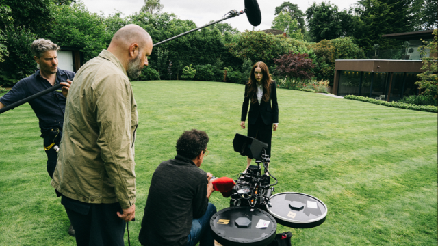 Jesse Plemons e Emma Stone no set de 