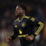 Kobbie Mainoo sofrendo falta contra Wolves