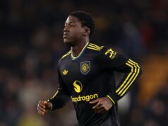 O diretor do Napoli quebra o silêncio sobre a possibilidade de Kobbie Mainoo ingressar no clube em janeiro Kobbie Mainoo sofrendo falta contra Wolves