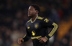 O diretor do Napoli quebra o silêncio sobre a possibilidade de Kobbie Mainoo ingressar no clube em janeiro Kobbie Mainoo sofrendo falta contra Wolves