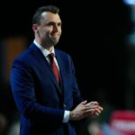 O discurso do cliente Chico Target sobre a camisa Charlie Kirk do funcionário explode