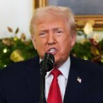 As placas oferecem um resumo bajulador das conquistas de Trump, mas comentários depreciativos sobre Joe Biden e Barack Obama.