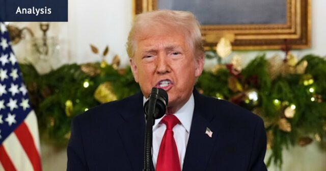 As placas oferecem um resumo bajulador das conquistas de Trump, mas comentários depreciativos sobre Joe Biden e Barack Obama.