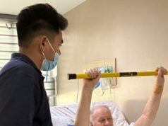 O distante pai amputado de Meghan, Thomas Markle, espera voltar a andar enquanto aguarda a perna protética Markle tem feito fisioterapia diariamente no hospital para ganhar força