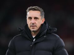 O emprestado do Man Utd marca seu primeiro gol sênior em uma goleada por 7-2 e Gary Neville ficará furioso com isso Dan Gore segurando a bola para Rotherham.