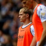 Toby Collyer chutando contra o Birmingham City.