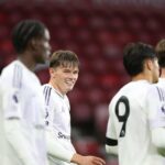 Imagem dividida de Marcus Rashford com jaqueta do Barcelona olhando para o lado e Harry Amass com uniforme do Sheffield Wednesday olhando para o lado.