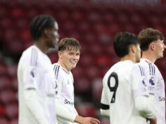 O emprestado do Man Utd tem seu melhor desempenho no confronto da FA Cup e marca dois gols na vitória por pênalti Imagem dividida de Marcus Rashford com jaqueta do Barcelona olhando para o lado e Harry Amass com uniforme do Sheffield Wednesday olhando para o lado.