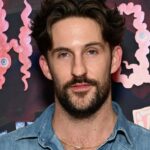 O escritor de 'SNL' Jimmy Fowlie pede ajuda para encontrar a irmã desaparecida: 'Estamos preocupados que ela não esteja segura'