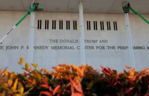 O chefe do Kennedy Center insiste que eles instigaram a divisão com a Ópera Nacional de Washington, e não o contrário O escritor de comédia comprou nomes de domínio do 'Trump Kennedy Center', antecipando que o presidente renomearia a instituição com seu próprio nome: 'A sátira tornou-se inevitável'