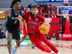 O esforço de Bryce Hopkins na estreia do St. John’s Big East não foi suficiente para Rick Pitino Bryce Hopkins nº 23 do St. John's Red Storm vai até a cesta enquanto Kaleb Banks nº 1 do DePaul Blue Demons dá a perseguição.
