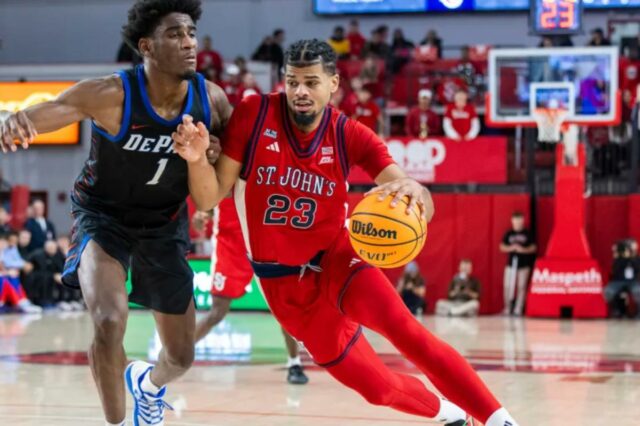 O esforço de Bryce Hopkins na estreia do St. John's Bryce Hopkins nº 23 do St. John's Red Storm vai até a cesta enquanto Kaleb Banks nº 1 do DePaul Blue Demons dá a perseguição.