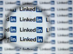 O esforço de verificação de perfil do LinkedIn está se acelerando – e a Índia está liderando o processo em 2025 photo illustration a screen displays LinkedIn logo