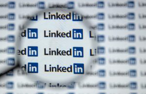 O esforço de verificação de perfil do LinkedIn está se acelerando – e a Índia está liderando o processo em 2025 photo illustration a screen displays LinkedIn logo